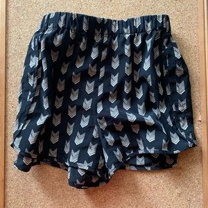 🌟Black and tan chevron print satin shorts🌟